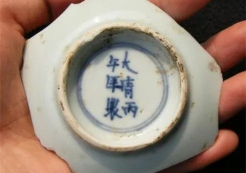 这只“大明康熙年制”款的杯子，竟然是真品_全国文物艺术品鉴定评估认证平台