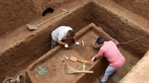 <b>3平方米的“穷人墓”却挖出200多件国宝|宝鸡益门二号墓金、玉器</b>